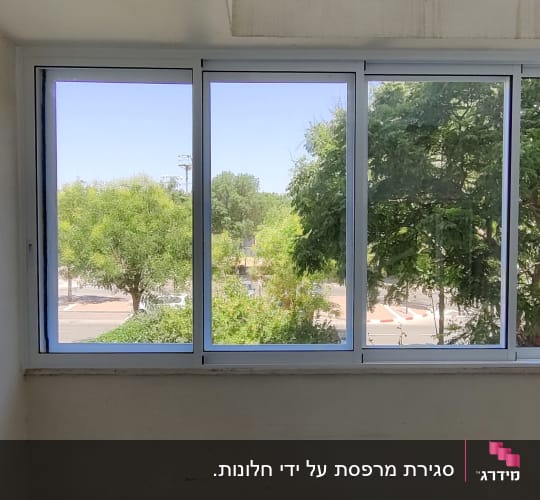 התקנת חלונות הזזה מאלומיניום לבן וחלון עגול בעל פתיחת ציר